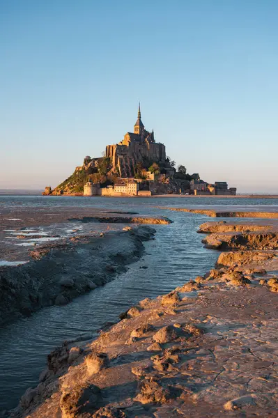 Mont Saint-Michel 'in tarihi manastırı Normandiya açıklarındaki bir gelgit adasında yükseliyor. UNESCO Dünya Mirası Alanı.