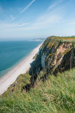 HKB Heuqueville 'deki Alman 2. Dünya Savaşı ateş kontrol merkezinden arta kalanlar denizi, Normandiya kıyılarındaki Atlantik Duvarı savunmasının bir kısmını,.