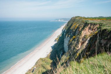 HKB Heuqueville 'deki Alman 2. Dünya Savaşı ateş kontrol merkezinden arta kalanlar denizi, Normandiya kıyılarındaki Atlantik Duvarı savunmasının bir kısmını,.
