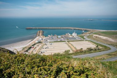 HKB Heuqueville 'deki Alman 2. Dünya Savaşı ateş kontrol merkezinden arta kalanlar denizi, Normandiya kıyılarındaki Atlantik Duvarı savunmasının bir kısmını,.