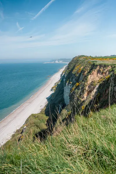 HKB Heuqueville 'deki Alman 2. Dünya Savaşı ateş kontrol merkezinden arta kalanlar denizi, Normandiya kıyılarındaki Atlantik Duvarı savunmasının bir kısmını,.