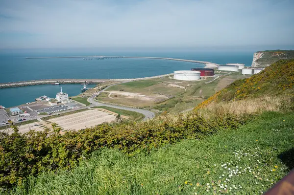 HKB Heuqueville 'deki Alman 2. Dünya Savaşı ateş kontrol merkezinden arta kalanlar denizi, Normandiya kıyılarındaki Atlantik Duvarı savunmasının bir kısmını,.