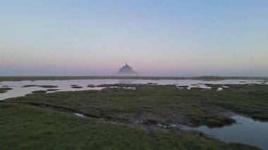 Mont Saint-Michel 'in tarihi manastırı Normandiya açıklarındaki bir gelgit adasında yükseliyor. UNESCO Dünya Mirası Alanı.