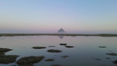 Mont Saint-Michel 'in tarihi manastırı Normandiya açıklarındaki bir gelgit adasında yükseliyor. UNESCO Dünya Mirası Alanı.