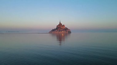 Mont Saint-Michel 'in tarihi manastırı Normandiya açıklarındaki bir gelgit adasında yükseliyor. UNESCO Dünya Mirası Alanı.