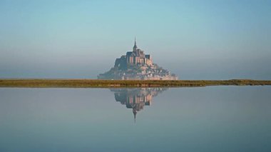 İkonik Mont Saint-Michel, kasvetli bir günde, ortaçağ köyü ve Normandiya kıyılarında sisli bir manastır ile yoğun bir siste ortaya çıkar.