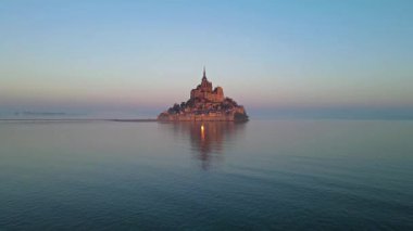 Mont Saint-Michel 'in tarihi manastırı Normandiya açıklarındaki bir gelgit adasında yükseliyor. UNESCO Dünya Mirası Alanı.