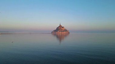Mont Saint-Michel 'in tarihi manastırı Normandiya açıklarındaki bir gelgit adasında yükseliyor. UNESCO Dünya Mirası Alanı.