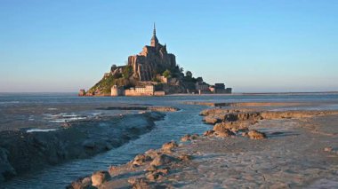 Mont Saint-Michel 'in tarihi manastırı Normandiya açıklarındaki bir gelgit adasında yükseliyor. UNESCO Dünya Mirası Alanı.