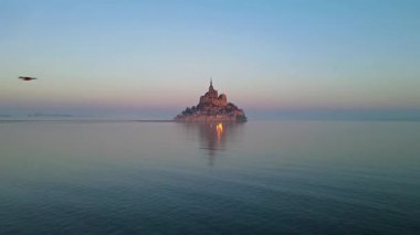 Mont Saint-Michel 'in tarihi manastırı Normandiya açıklarındaki bir gelgit adasında yükseliyor. UNESCO Dünya Mirası Alanı.