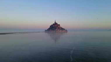 Mont Saint-Michel 'in tarihi manastırı Normandiya açıklarındaki bir gelgit adasında yükseliyor. UNESCO Dünya Mirası Alanı.