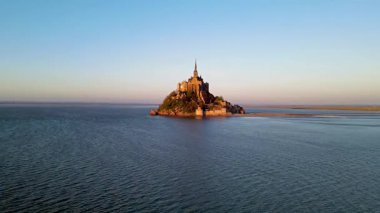 Mont Saint-Michel 'in tarihi manastırı Normandiya açıklarındaki bir gelgit adasında yükseliyor. UNESCO Dünya Mirası Alanı.