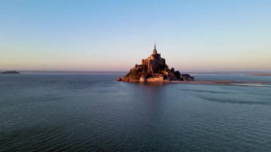 Mont Saint-Michel 'in tarihi manastırı Normandiya açıklarındaki bir gelgit adasında yükseliyor. UNESCO Dünya Mirası Alanı.