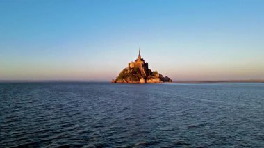 Mont Saint-Michel 'in tarihi manastırı Normandiya açıklarındaki bir gelgit adasında yükseliyor. UNESCO Dünya Mirası Alanı.