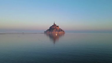 Mont Saint-Michel 'in tarihi manastırı Normandiya açıklarındaki bir gelgit adasında yükseliyor. UNESCO Dünya Mirası Alanı.