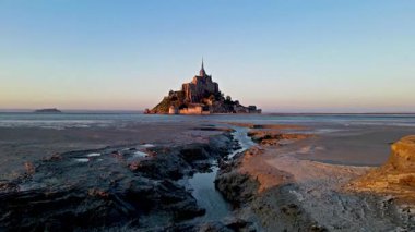 Mont Saint-Michel 'in tarihi manastırı Normandiya açıklarındaki bir gelgit adasında yükseliyor. UNESCO Dünya Mirası Alanı.
