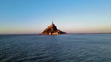 Mont Saint-Michel 'in tarihi manastırı Normandiya açıklarındaki bir gelgit adasında yükseliyor. UNESCO Dünya Mirası Alanı.