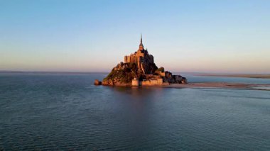 Mont Saint-Michel 'in tarihi manastırı Normandiya açıklarındaki bir gelgit adasında yükseliyor. UNESCO Dünya Mirası Alanı.
