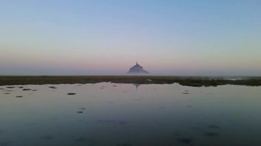 Mont Saint-Michel 'in tarihi manastırı Normandiya açıklarındaki bir gelgit adasında yükseliyor. UNESCO Dünya Mirası Alanı.
