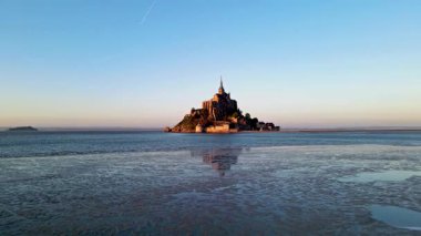 Mont Saint-Michel 'in tarihi manastırı Normandiya açıklarındaki bir gelgit adasında yükseliyor. UNESCO Dünya Mirası Alanı.