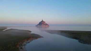 Mont Saint-Michel 'in tarihi manastırı Normandiya açıklarındaki bir gelgit adasında yükseliyor. UNESCO Dünya Mirası Alanı.