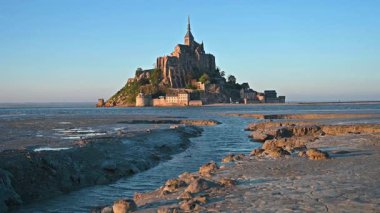Mont Saint-Michel 'in tarihi manastırı Normandiya açıklarındaki bir gelgit adasında yükseliyor. UNESCO Dünya Mirası Alanı.