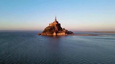 Mont Saint-Michel 'in tarihi manastırı Normandiya açıklarındaki bir gelgit adasında yükseliyor. UNESCO Dünya Mirası Alanı.