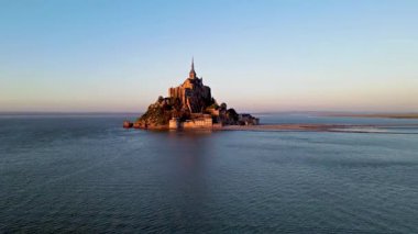 Mont Saint-Michel 'in tarihi manastırı Normandiya açıklarındaki bir gelgit adasında yükseliyor. UNESCO Dünya Mirası Alanı.