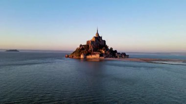 Mont Saint-Michel 'in tarihi manastırı Normandiya açıklarındaki bir gelgit adasında yükseliyor. UNESCO Dünya Mirası Alanı.