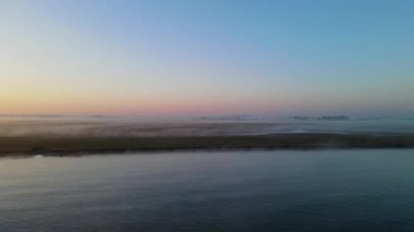 Mont Saint-Michel 'in tarihi manastırı Normandiya açıklarındaki bir gelgit adasında yükseliyor. UNESCO Dünya Mirası Alanı.