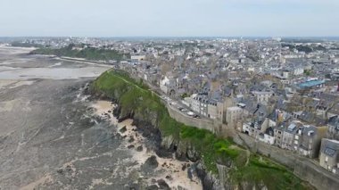 Granville 'in çarpıcı hava görüntüleri, tarihi kasabayı, limanı ve etrafındaki kıyı şeridini gösteriyor..