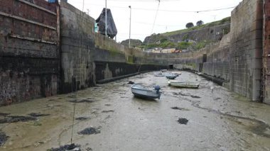 Tekneler Granville limanındaki deniz tabanında dinleniyor. Bu Normandiya şehrinin kıyı cazibesini ve gelgit ritmini gözler önüne seriyor..