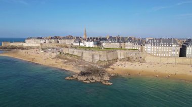 İnsansız hava aracı görüntüleri Saint-Malo 'nun tarihi taş duvarlarını yukarıdan gösteriyor, Fransa' nın Brittany kentindeki deniz kentini ve onun büyüleyici batışını gözler önüne seriyor..