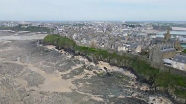 Granville 'in çarpıcı hava görüntüleri, tarihi kasabayı, limanı ve etrafındaki kıyı şeridini gösteriyor..