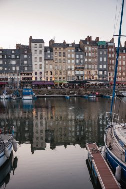 Honfleur, Normandiya, Fransa - 7 Nisan 2025: Eski Liman