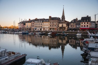 Honfleur, Normandiya, Fransa - 7 Nisan 2025: Eski Liman