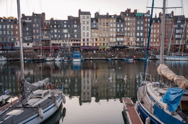 Honfleur, Normandiya, Fransa - 7 Nisan 2025: Eski Liman