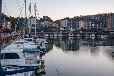 Honfleur, Normandiya, Fransa - 7 Nisan 2025: Eski Liman