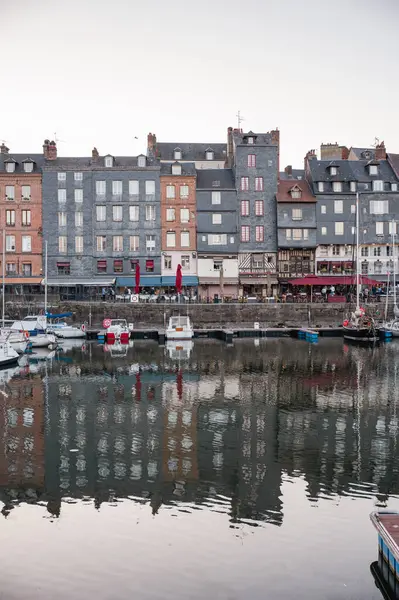 Honfleur, Normandiya, Fransa - 7 Nisan 2025: Eski Liman