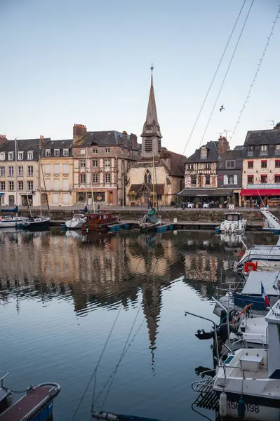 Honfleur, Normandiya, Fransa - 7 Nisan 2025: Eski Liman