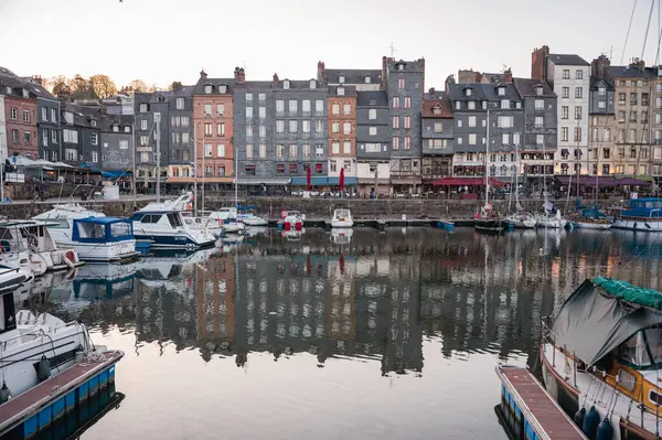 Honfleur, Normandiya, Fransa - 7 Nisan 2025: Eski Liman