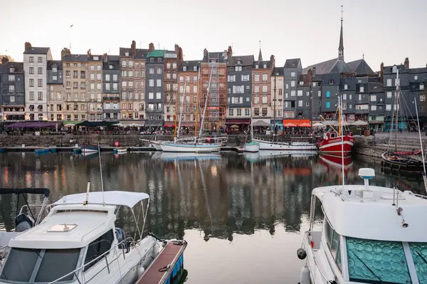 Honfleur, Normandiya, Fransa - 7 Nisan 2025: Eski Liman