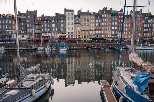 Honfleur, Normandiya, Fransa - 7 Nisan 2025: Eski Liman