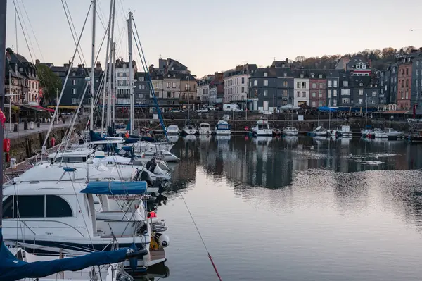 Honfleur, Normandiya, Fransa - 7 Nisan 2025: Eski Liman