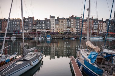 Honfleur, Normandiya, Fransa - 7 Nisan 2025: Eski Liman
