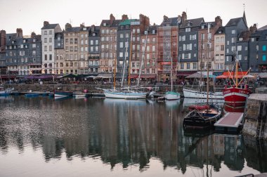 Honfleur, Normandiya, Fransa - 7 Nisan 2025: Eski Liman