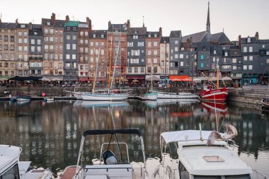 Honfleur, Normandiya, Fransa - 7 Nisan 2025: Eski Liman