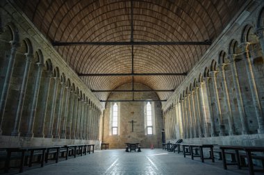 Mont Saint-Michel Manastırı 'nın sakin ve tarihi iç kısımları taş kemerler, antik duvarlar ve dar pencerelerden süzülen yumuşak doğal ışık..