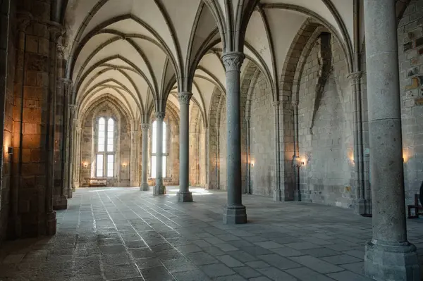 Mont Saint-Michel Manastırı 'nın sakin ve tarihi iç kısımları taş kemerler, antik duvarlar ve dar pencerelerden süzülen yumuşak doğal ışık..