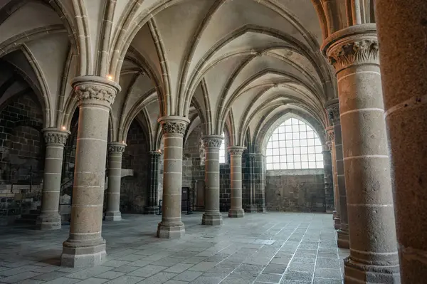 Mont Saint-Michel Manastırı 'nın sakin ve tarihi iç kısımları taş kemerler, antik duvarlar ve dar pencerelerden süzülen yumuşak doğal ışık..